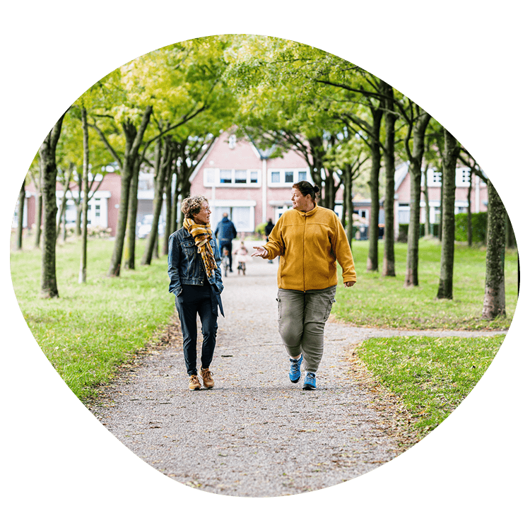 Professional in gesprek met cliënt over beweeggedrag