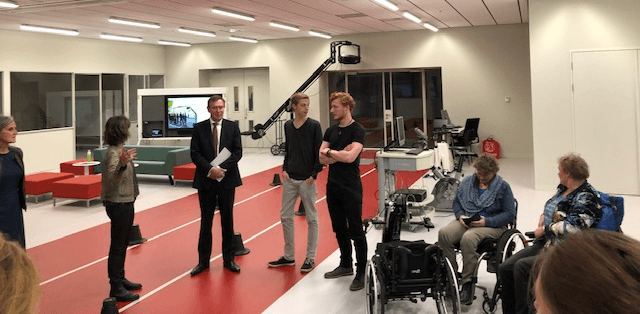 In een trainingszaal van de sportcampus praat minister Bruin met gehandicapte sporters en professionals van Special Heroes, Esther Vergeer Foundation, VGN en Kenniscentrum Sport