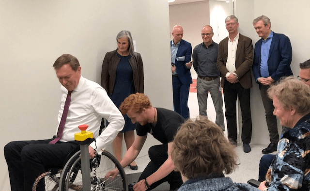 Minister Bruno Bruins test een rolstoelergometer tijdens zijn werkbezoek aan de Sportcampus