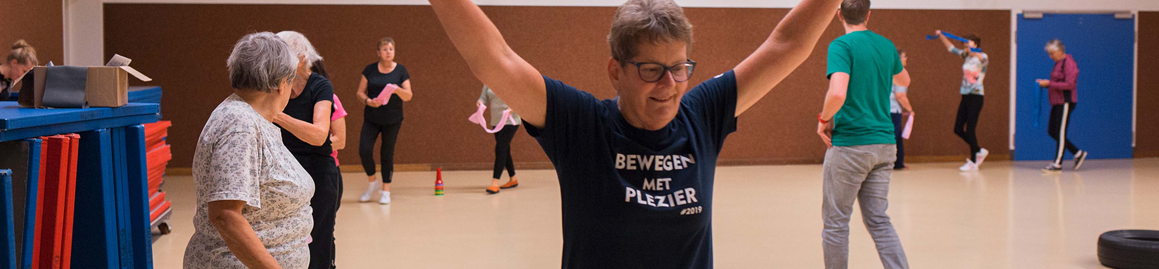 groep vrouwen op leeftijd sporten samen in de zaal