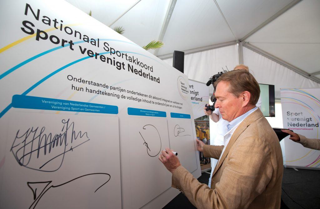 Minister Bruins ondertekent het Nationaal Sportakkoord