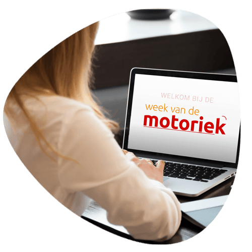 Persoon die de webinar terugkijkt