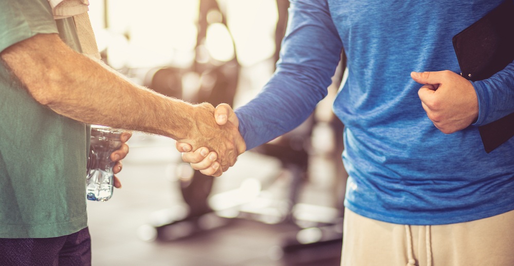 twee mannen schudden elkaar de hand