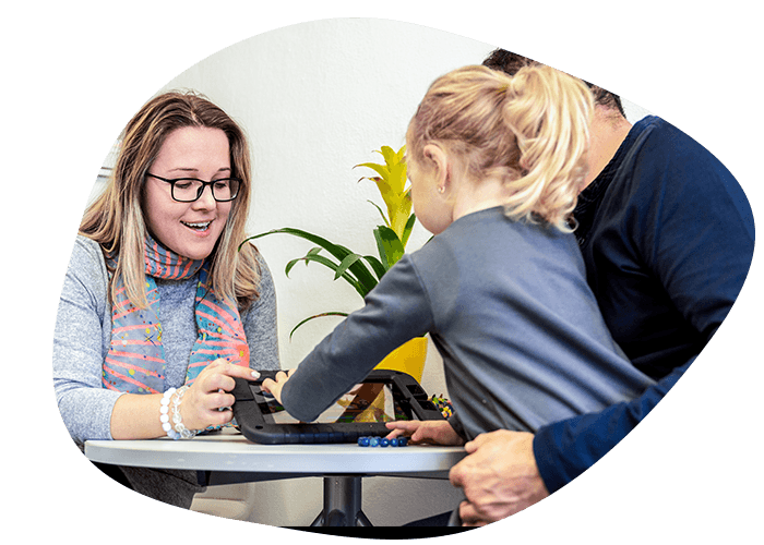 professional in gesprek met ouder