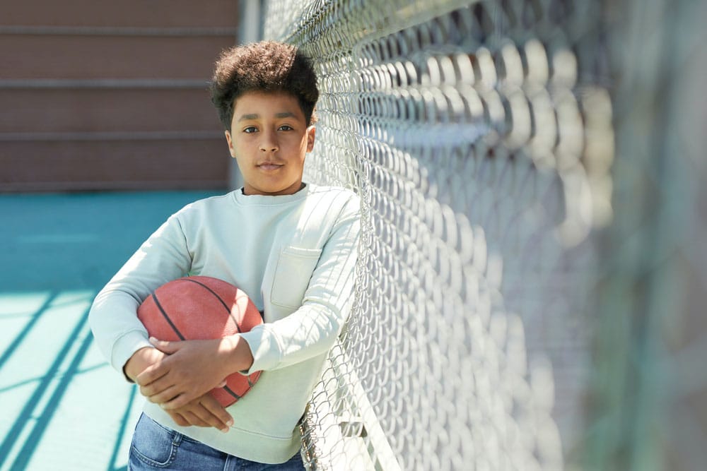 jongen op een basketbalveld