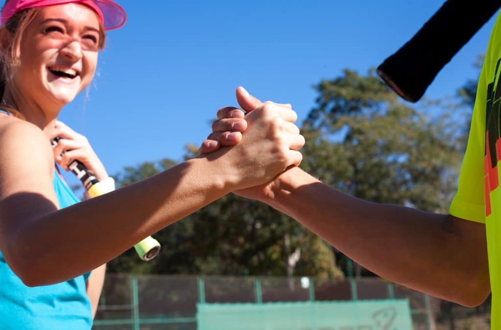 Tennissers schudden elkaar de hand