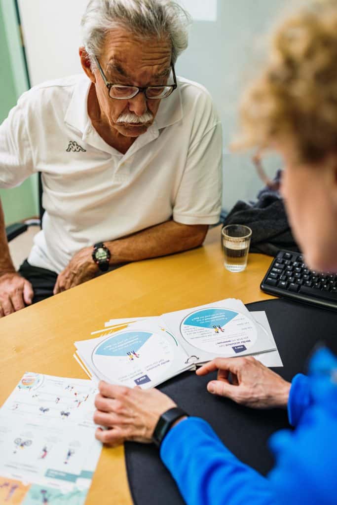 professional in gesprek met de client met beweegcirkel