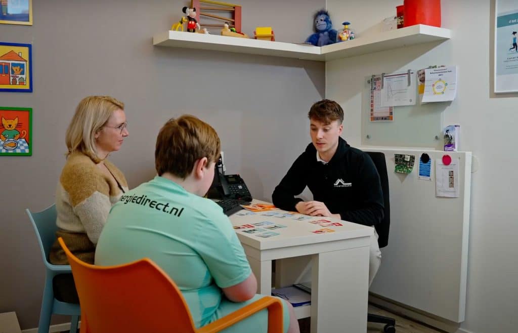 fysieke argumentenkaartjes in gebruik tijdens gesprek tussen ouder, kinder en professional