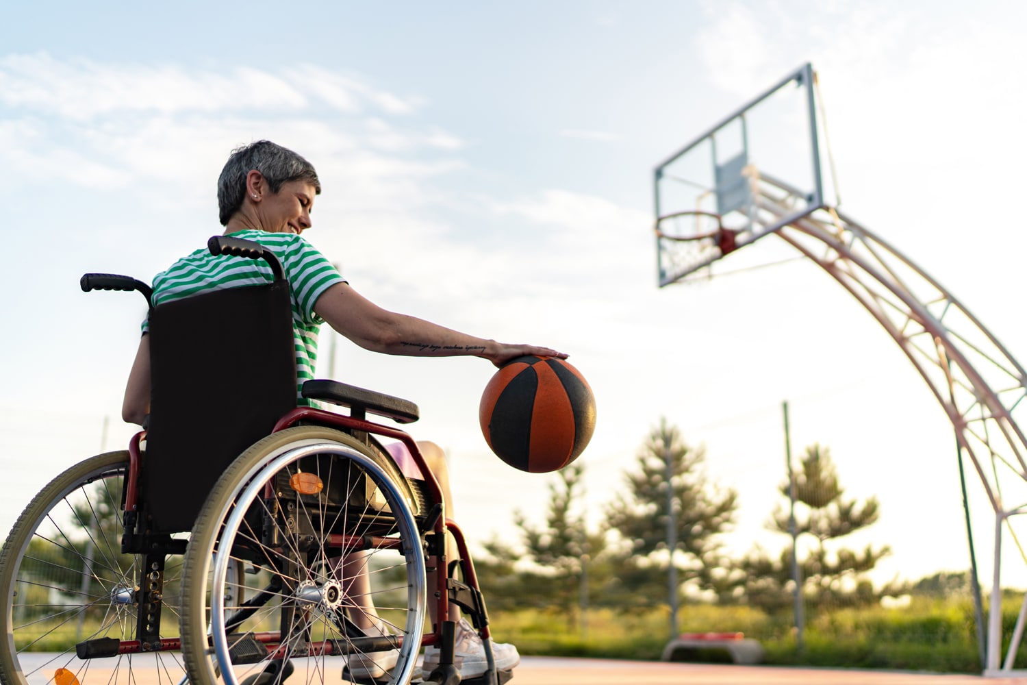 rolstoelbasketballer op een buitenveld