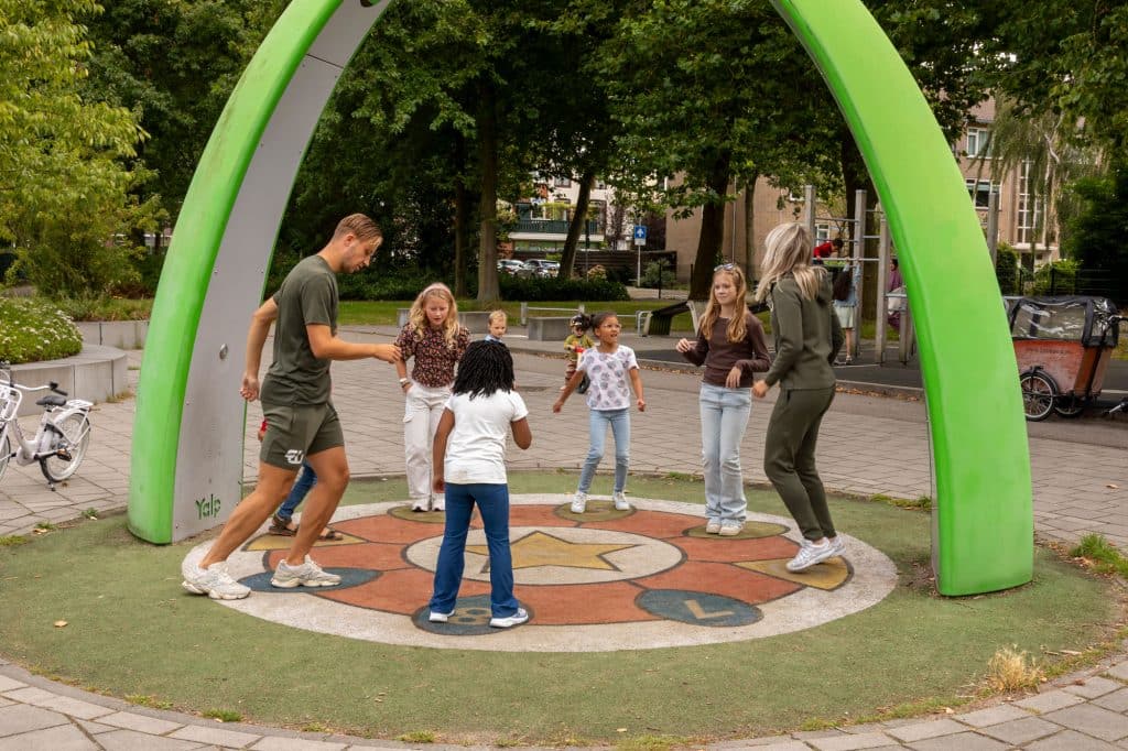Buurtsportcoaches in actie in de buurt