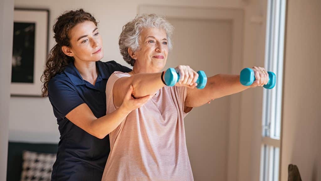 actieve senior met begeleider