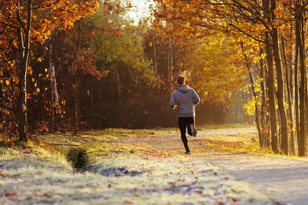 man hardlopende door het bos